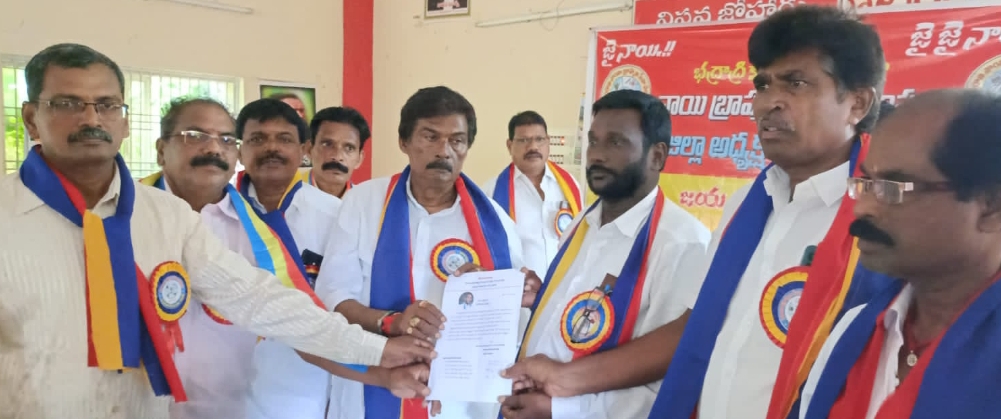 రెండవసారి ఏకగ్రీవంగా ఎన్నికైన నాయి బ్రాహ్మణ సేవా సంఘం జిల్లా అధ్యక్షులు కడియాల సత్యనారాయణ