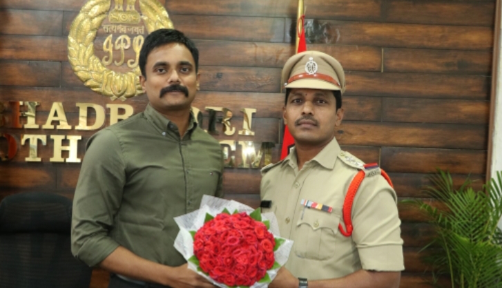డిఎస్పీగా పదోన్నతి పొందిన దుమ్ముగూడెం ఇన్స్పెక్టర్ బి.అశోక్ ను అభినందించిన జిల్లా ఎస్పీ రోహిత్ రాజు ఐపిఎస్