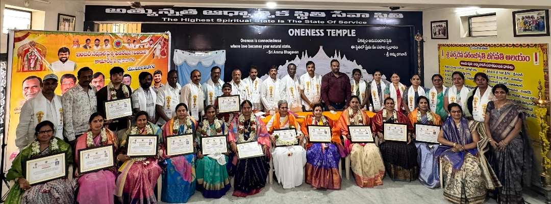 Daily Bharat ఐవిఎఫ్ ఆధ్వర్యంలో భగవద్గీత శ్లోకాల పఠనంలో బంగారు పతకాలు సాధించిన వారికి సన్మానం