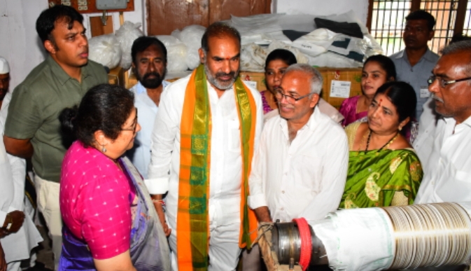 ఇందిరా మహిళా శక్తి చీరలతో చేతినిండా ఉపాధి : ప్రభుత్వ విప్, వేములవాడ ఎమ్మెల్యే ఆది శ్రీనివాస్