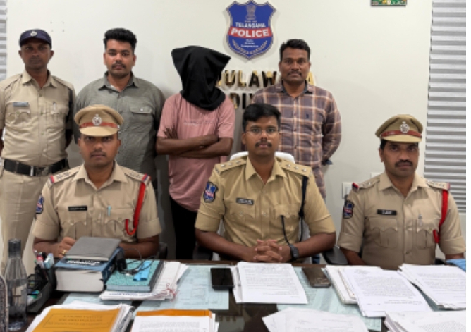 Daily Bharat రాజన్న సిరిసిల్ల జిల్లా : సిఎంఓ (CMO) అధికారిగా నటిస్తూ ప్రభుత్వ అధికారులను మోసం చేసిన వ్యక్తి అరెస్ట్