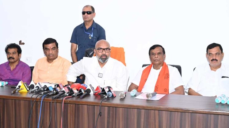 బీసీ, ఎస్సీ, ఎస్టీ విద్యార్థులు చదువుకుంటే కల్వకుంట్ల కుటుంబం సహించదు