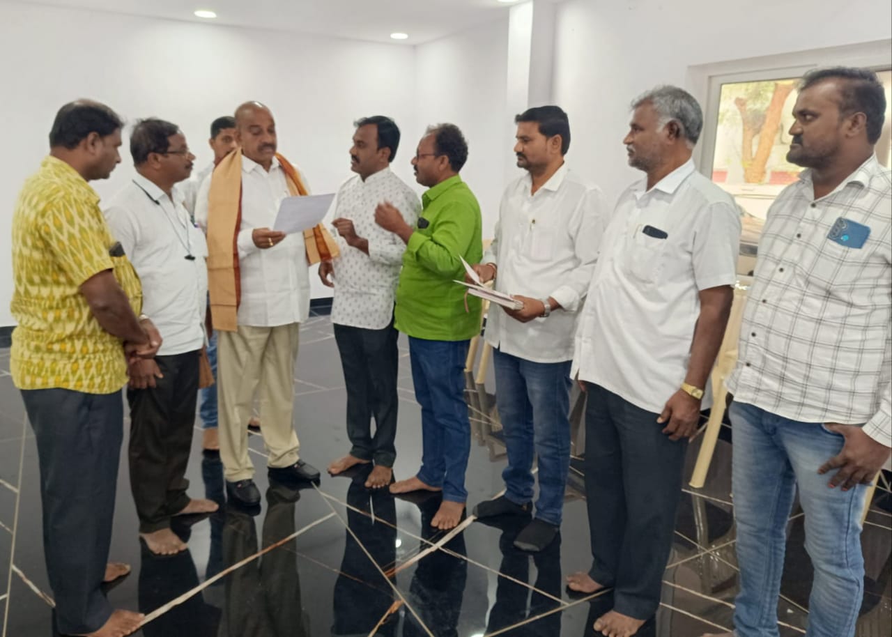 జౌళి శాఖ మంత్రి తుమ్మల నాగేశ్వరరావు ను కలిసిన సిరిసిల్ల సీఐటీయూ నాయకులు
