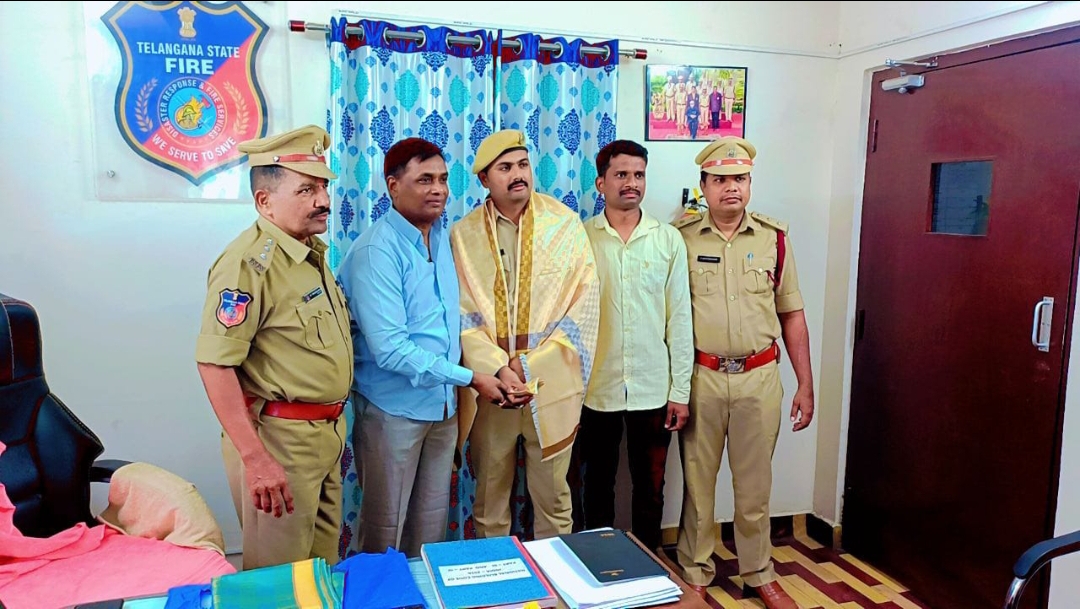 సాధు జంతువును కాపాడిన ఫైర్ మెన్ కి సన్మానం