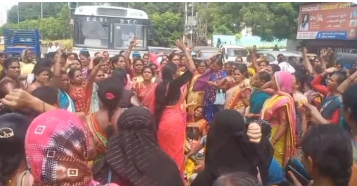 మా సమస్యలు పరిష్కరించండి అంటూ రోడ్డెక్కిన అంగన్వాడి కార్యకర్తలు