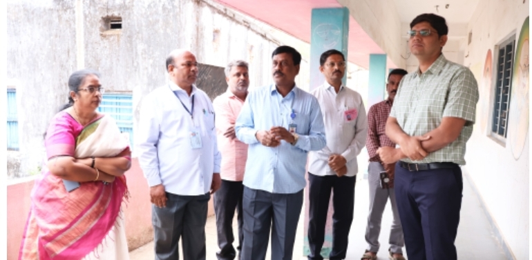 పదవ తరగతి పరీక్ష కేంద్రాన్ని తనిఖీ చేసిన జిల్లా పాలనాధికారి ఆశిష్ సాంగ్వాన్
