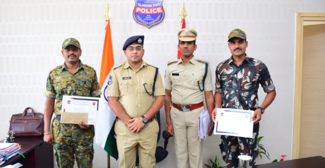 రాజన్న సిరిసిల్ల జిల్లా : అప్రమత్తతతో ప్రాణాలు కాపాడిన కానిస్టేబుళ్లకు ప్రశంసలు, నగదు బహుమతి