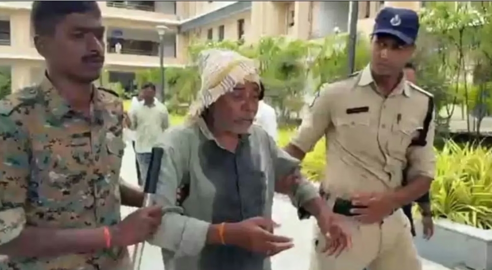 రాజన్న సిరిసిల్ల జిల్లాలో కొడుకు, కోడలు పట్టించుకోవడంలేదని వృద్ధుడి ఆత్మహత్యాయత్నం