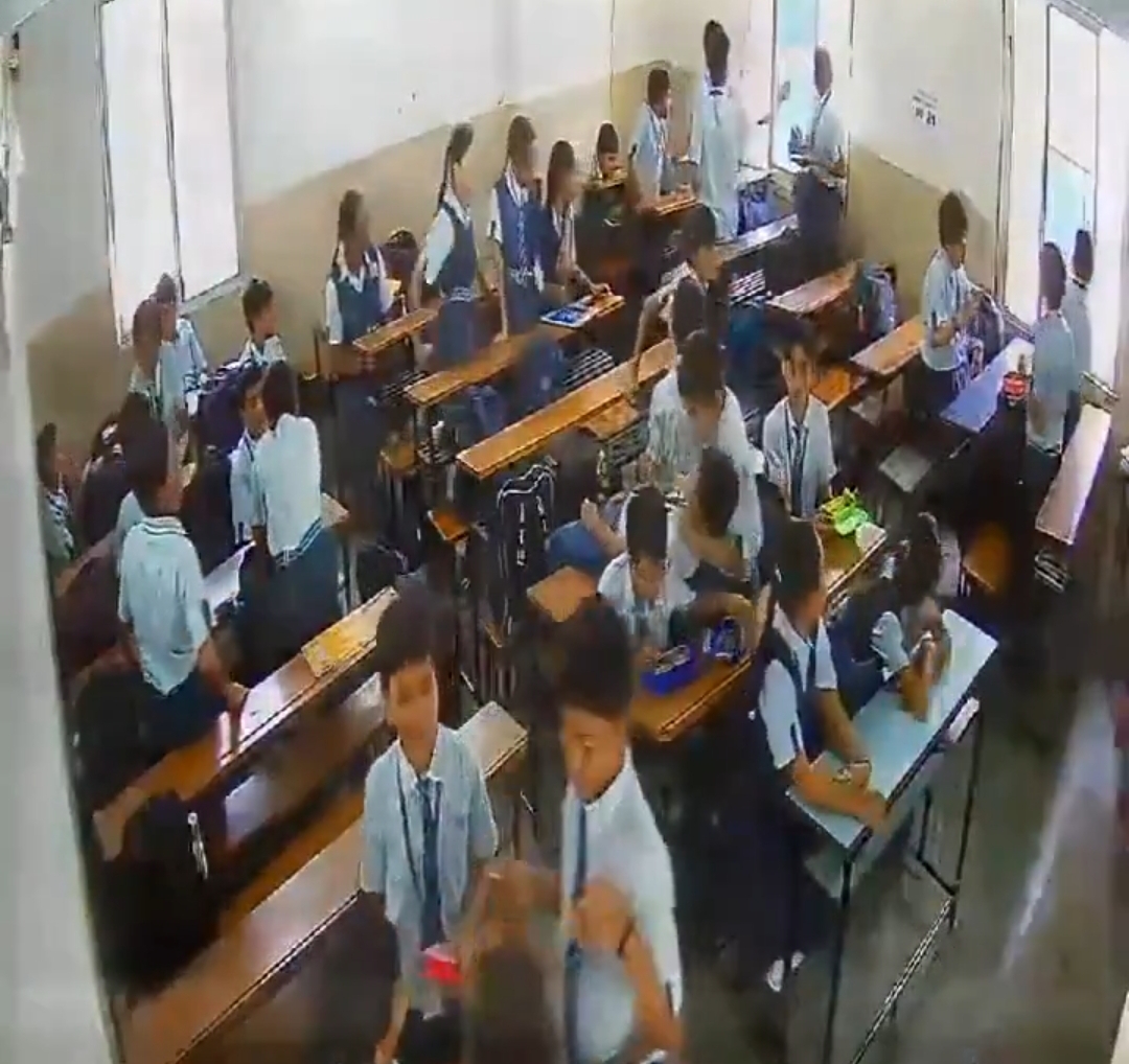 క్లాస్ రూమ్లో కూలిన గోడ... ఫస్ట్ ఫ్లోర్ నుండి కింద పడ్డ విద్యార్థులు