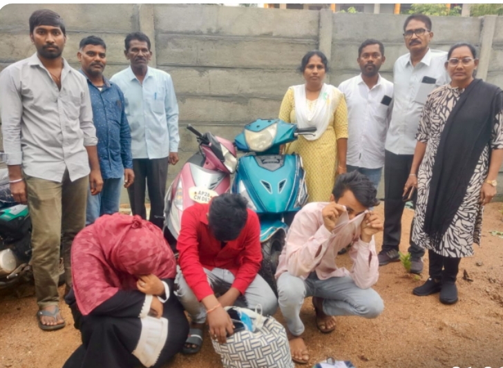 గంజాయి విక్రయిస్తున్న వారిని పట్టుకున్న ఎక్సైజ్ ఎన్ఫోర్స్మెంట్ అధికారులు