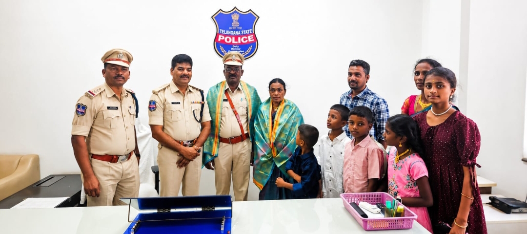 Daily Bharat పదవీ విరమణ పొందిన పోలీసు అధికారికి జిల్లా పోలీస్ కార్యాలయంలో ఘన సన్మానం