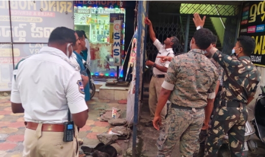 అక్రమంగా ఫుట్ పాత్ పై వ్యాపారం కొనసాగిస్తున్న వ్యాపారస్తులపై కోరడా ఝలిపించిన ట్రాఫిక్ పోలీసులు