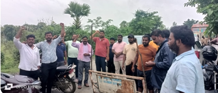 తూరుబాక కల్వర్టు వద్ద ఇసుక లారీలు నడవద్దని ధర్నా