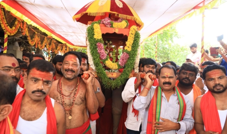 భవాని మాత అమ్మవారి పల్లకి సేవలో పాల్గొన్న ఎమ్మెల్యే వీర్లపల్లి శంకర్
