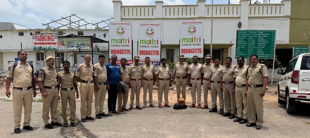 Daily Bharat రైల్లో భారీ గంజాయి స్మగ్లింగ్ భగ్నం... కామారెడ్డి స్టేషన్&zwnj;లో 6 కేజీలు సీజ్