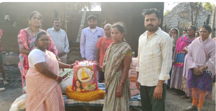 ఇల్లు కాలిన కుటుంబానికి అండగా నిలిచిన మేము సైతం ఫౌండేషన్
