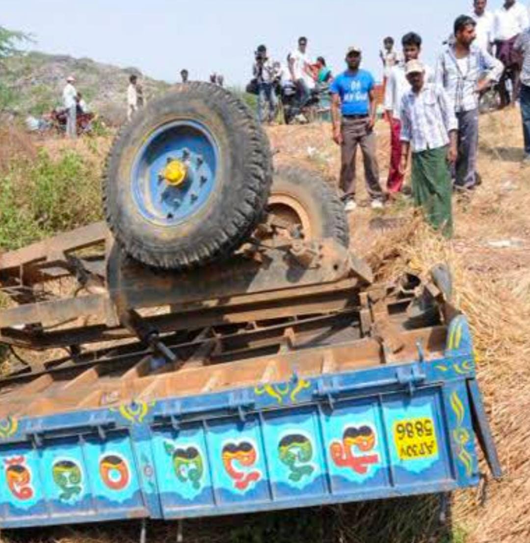 30 మంది కూలీలతో వెళ్తున్న ట్రాక్టర్ బోల్తా: నలుగురు మృతి?