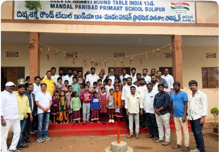 విద్యార్థులకు నోట్ బుక్స్ పంపిణీ చేసిన బీఆర్ఎస్ యువనాయకులు మురళీ కృష్ణ యాదవ్