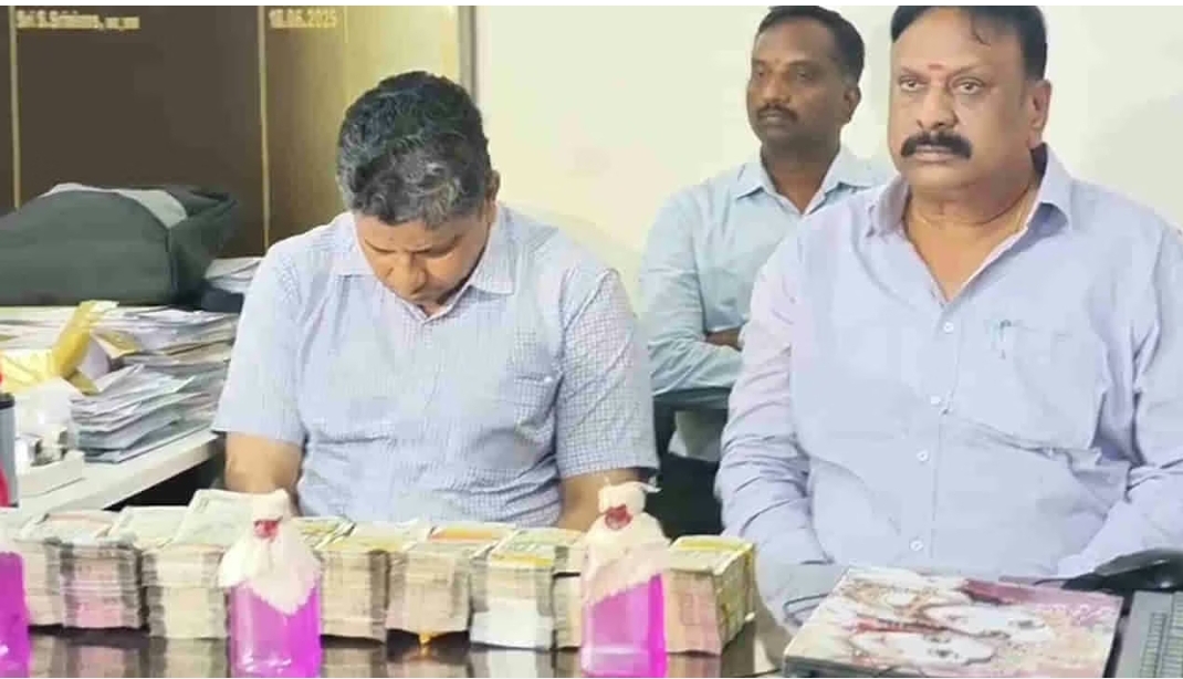 25 లక్షలు లంచం తీసుకుంటూ ఏసీబీకి చిక్కిన ట్రైబల్ వెల్ఫేర్ శాఖ చీఫ్ ఇంజనీర్