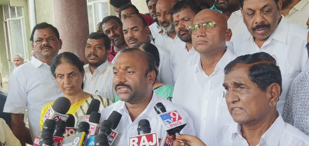 పోలీసు బాధిత మహిళలకు ఒక లక్ష రూపాయలు  సాయం చేసిన ఎమ్మెల్సీ నవీన్ రెడ్డి