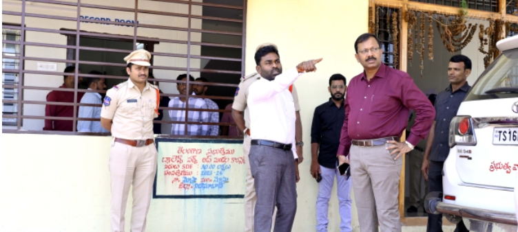 స్థానిక సంస్థల ఎన్నికల్లో భాగంగా నామినేషన్ల స్వీకరణ కేంద్రాలను సందర్శించిన జిల్లా కలెక్టర్