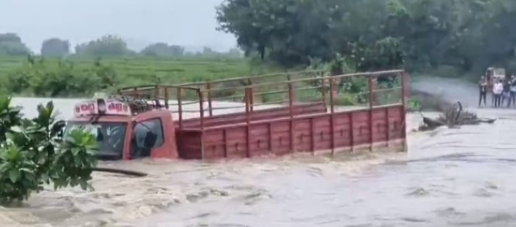 మొoథా తూఫాను దృష్ట్యా  వైరా నియోజకవర్గంలో పొంగుతున్న వాగులు వంకలు