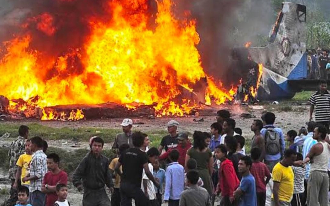 కుప్పకూలిన విమానం.. 19 మంది ప్రయాణికులు మృతి