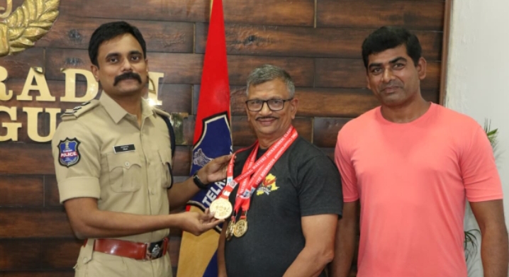 పవర్ లిఫ్టింగ్ ఇండియా చరిత్రలో సరికొత్త అధ్యాయాన్ని సృష్టించి వచ్చిన  క్రీడాకారున్ని  అభినందించిన భద్రాద్రి జిల్లా ఎస్పీ
