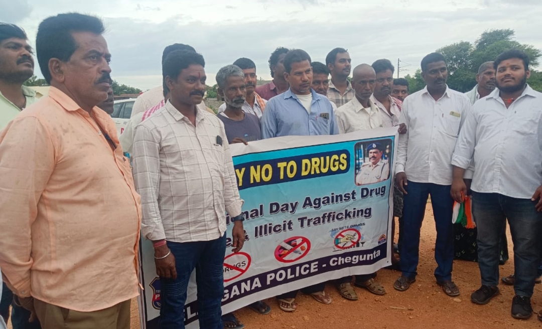 జూదం మట్కా గంజాయి డ్రగ్స్ ఎవరైనా అనుమానాస్పద స్థితిలో వ్యక్తులు కనబడిన సమాచారం పోలీసులకు తెలపాలి