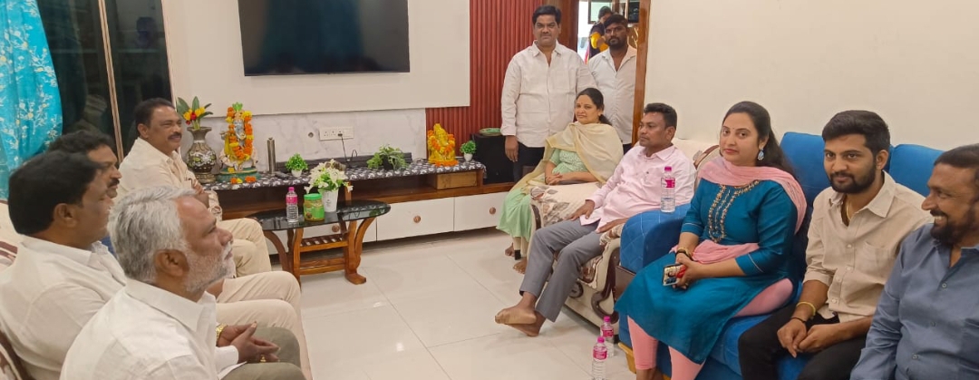 అనారోగ్యంతో బాధపడుతున్న బిఆర్ఎస్ నాయకులు చందు నాయక్ సతీమణి కవితకు పినపాక మాజీ ఎమ్మెల్యే రేగా కాంతారావు పరామర్శ