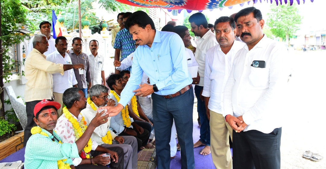 ఫలించిన చర్చలు... దీక్ష విరమించిన నేతన్నలు
