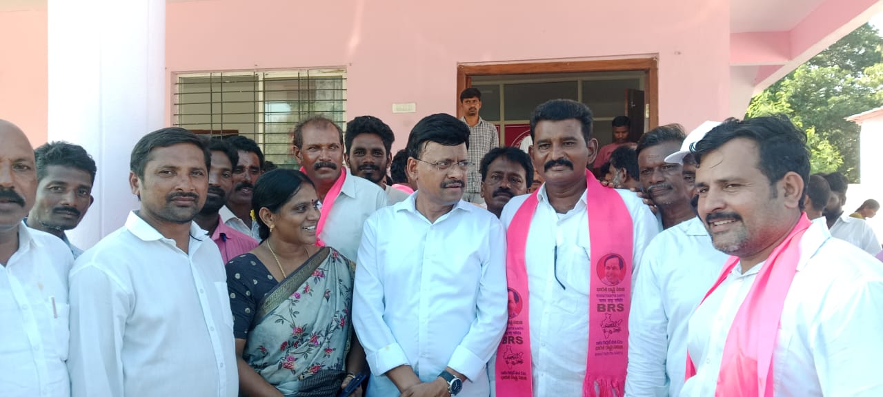 భధ్రాద్రి కొత్తగూడెం బీఆర్ఎస్ పార్టీ జిల్లా సమావేశంలో పాల్గోన్న జిల్లా అధికార ప్రతినిధి లాకావత్ గిరిబాబు