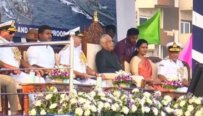 విశాఖలో అట్టహాసంగా నౌకాదళ విన్యాసాలు