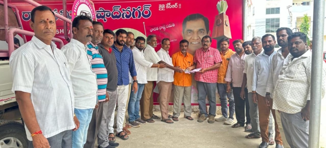 గుడి నిర్మాణానికి ఒక లక్ష రూపాయలు విరాళంగా ఇచ్చిన మాజీ ఎమ్మెల్యే అంజయ్య యాదవ్ మరియు వారి కుమారులు