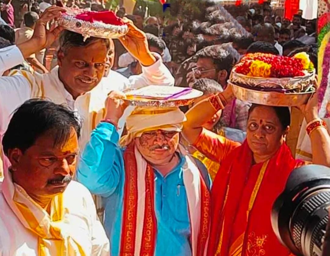 కొమురవెల్లి మల్లన్నకు పట్టు వస్త్రాలు సమర్పించిన మంత్రులు