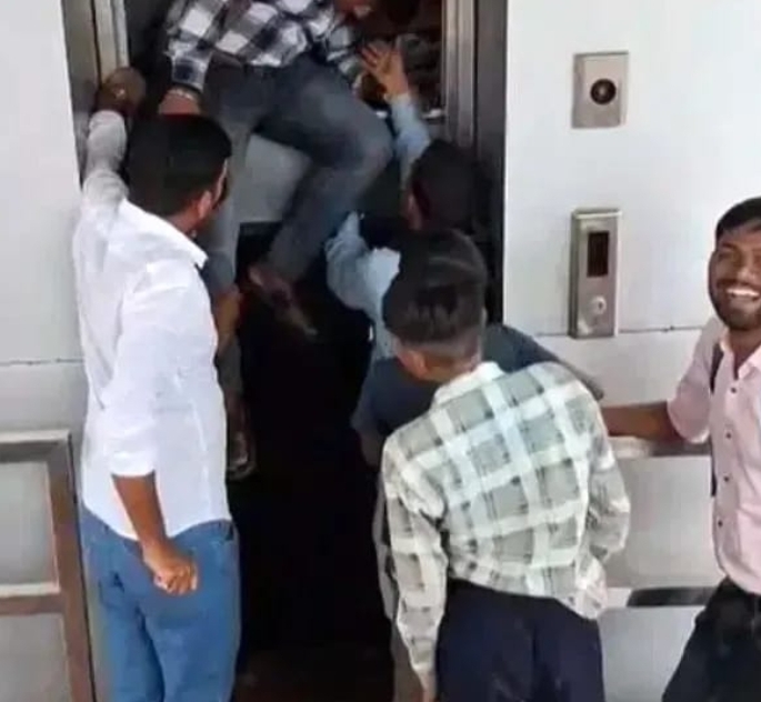 రైల్వే స్టేష న్ లోని లిఫ్ట్ లో చిక్కుకున్న ప్రయాణికులు