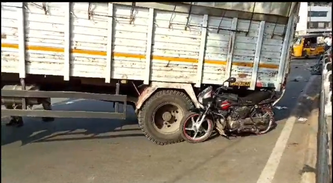 హబ్సిగూడ సిగ్నల్ వద్ద డీసీఎం బీభత్సం – నాలుగురికి గాయాలు