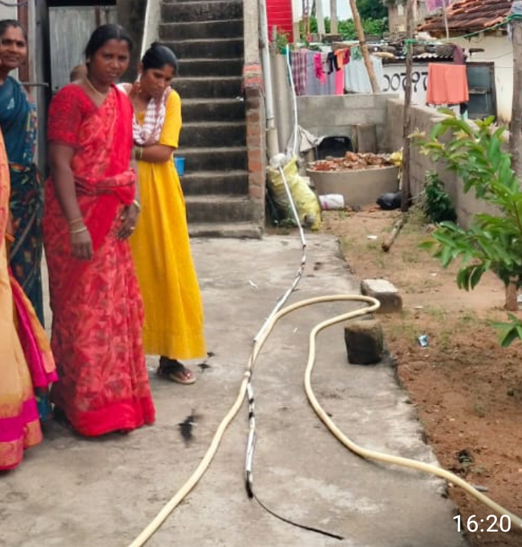 రాజన్న సిరిసిల్ల జిల్లా: అకస్మాత్తుగా ఇండ్లపై పడిపోయిన కరెంట్ వైర్