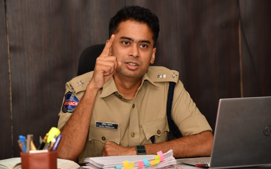 మఫ్టీలో ఆకతాయిల,పోకిరీల అటకట్టిస్తున్న జిల్లా షీ టీమ్