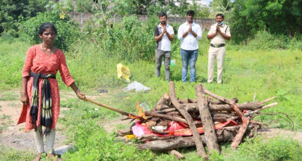 తల్లడిల్లి తనువు చాలించిన మూడు అనాధ మృతదేహాలకు అంత్యక్రియలు నిర్వహించిన ఇందూరు యువత స్వచ్చంద సేవా సంస్థ