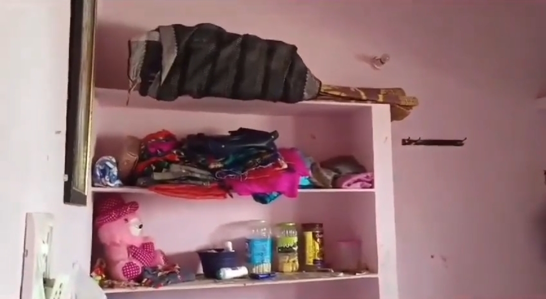 భార్యను హత్య చేసి బ్యాగ్లో పెట్టి పరారైన భర్త