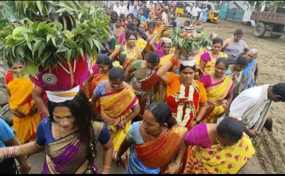 భాగ్యనగరంలో బోనాల సందడి.....గోల్కొండ జగదాంబిక అమ్మవారికి తొలి బోనం....