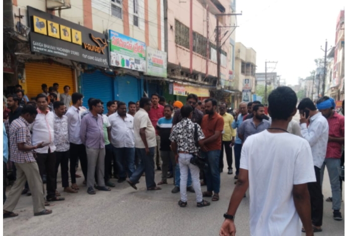 దేవీ రోడ్ లో ట్రాఫిక్ పోలీసుల వన్ వే ఆంక్షల పై వ్యాపారుల ధర్నా