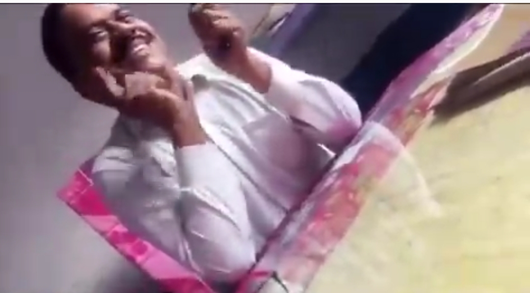 అటెండెన్స్ వేయడానికి ఉపాధ్యాయురాలిని ముద్దు అడిగిన ఉపాధ్యాయుడు