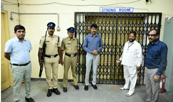 ఈవీఎం గోడౌన్ ను తనిఖీ చేసిన జిల్లా కలెక్టర్