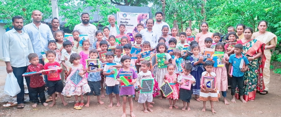 హోలీ ఫైర్ మినిస్ట్రీస్ ట్రస్ట్ వారి ఆధ్వర్యంలో పేద విద్యార్థులకు  నోట్ బుక్స్ పంపిణీ 