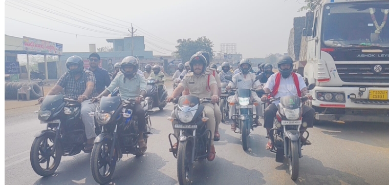 ట్రాఫిక్ నియమాలు పాటిద్దాం.. రోడ్డు ప్రమాదాలను నివారిద్దాం : తల్లాడ ఎస్సై వెంకటకృష్ణ