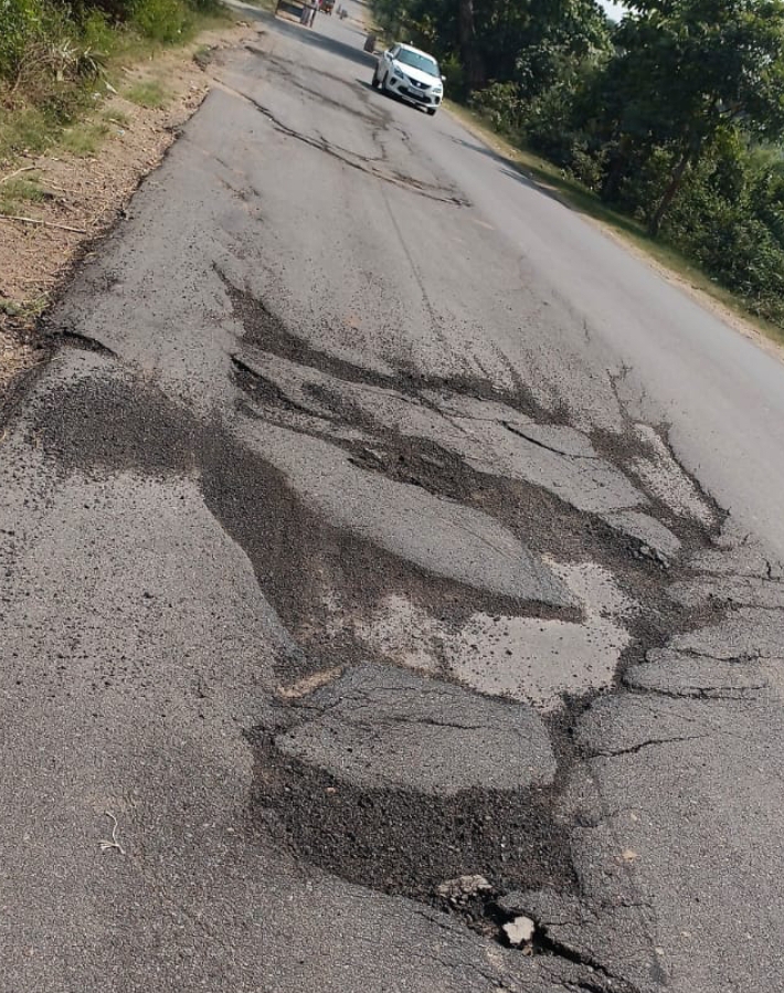 దుమ్మగూడెం : ప్రధాన రహదారిపై గుంతల కారణంగా ప్రయాణికులు ఇబ్బందులు... 