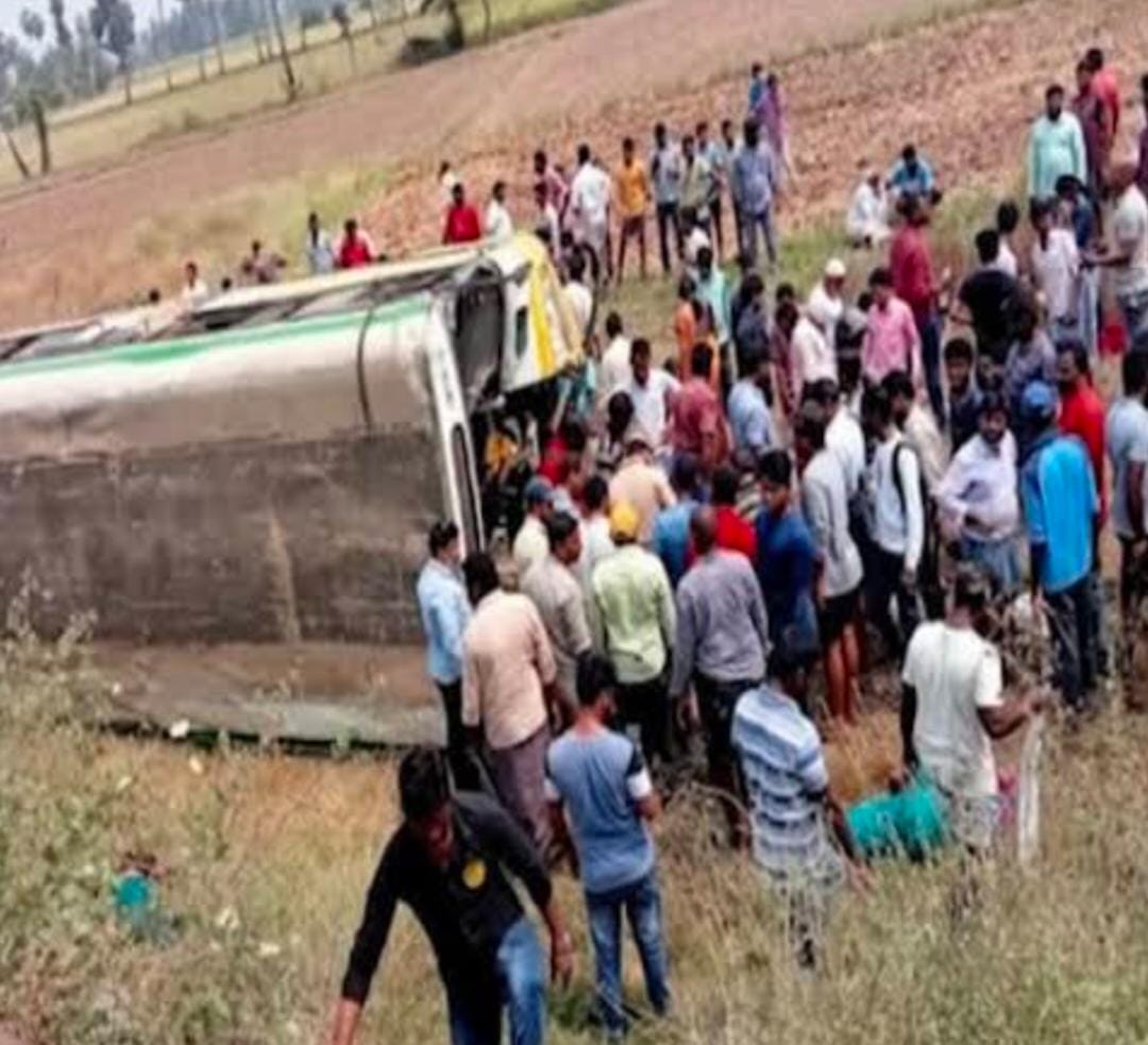 అదుపు తప్పి బోల్తా పడిన ఆర్టీసీ బస్సు