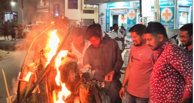 కామని దాహణంలో పాల్గొన్న మాజీ కౌన్సిలర్